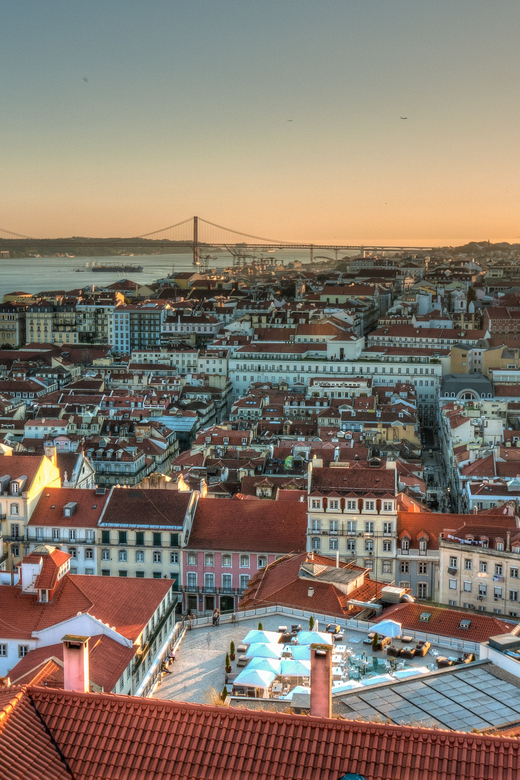 Lisbon's historic old town in a tuk-tuk in German - Mouraria and the city’s changing street life