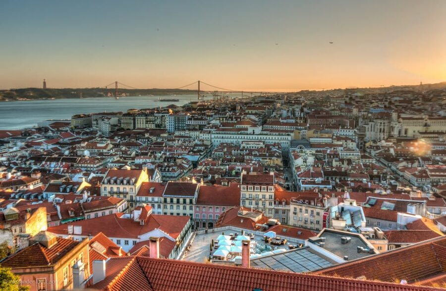 Lisbon's historic old town in a tuk-tuk in German - What the German guide adds