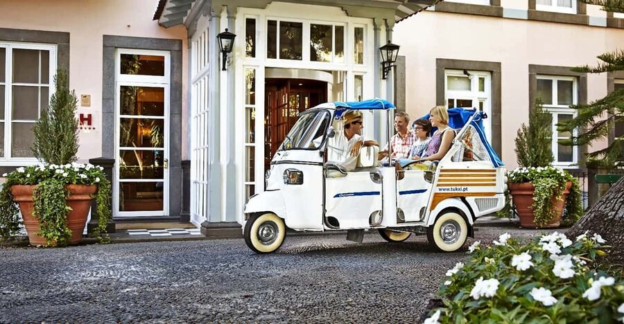 Lisbon's historic old town in a tuk-tuk in German - Timing, pickup, and how to use the tour well