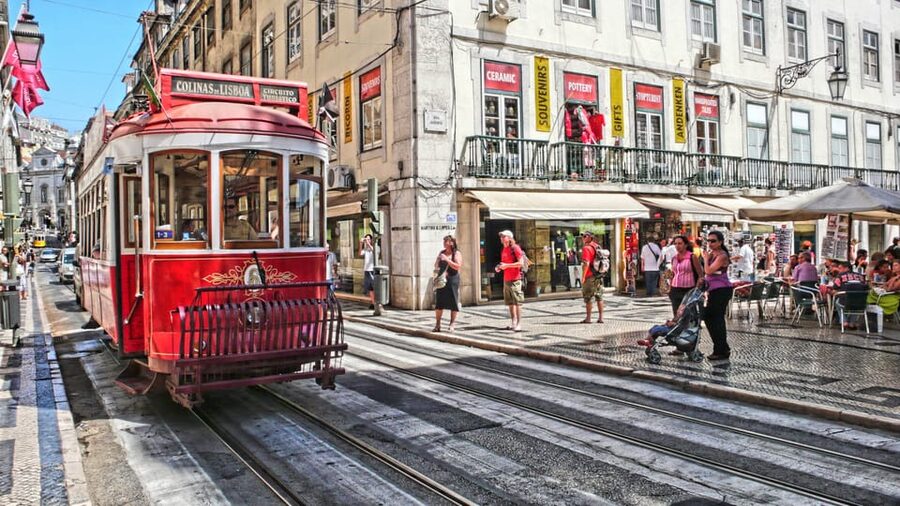 Lisbon's historic old town in a tuk-tuk in German - Sé Cathedral and the Santa Luzia viewpoints