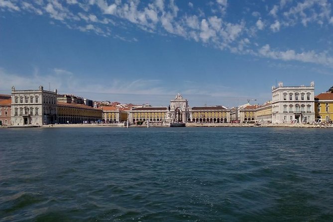 Lisbon Sailing Tour: 2-Hour Cultural Scenic Cruise with Wine - Why the Tagus is the right place to see Lisbon