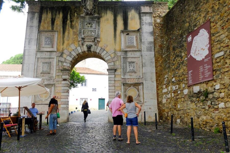 Lisbon: Saint George's Castle Entry Ticket and Guided Visit - Should you book Saint George’s Castle with a guide?