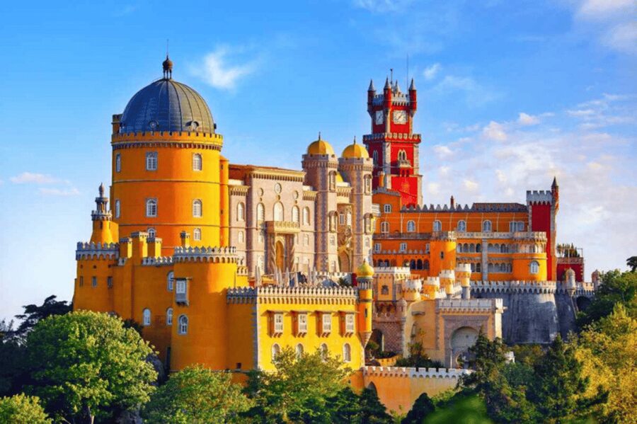 Lisbon: Sintra, Pena Palace & Cascais Guided Tour - Sintra town and its one-hour pause