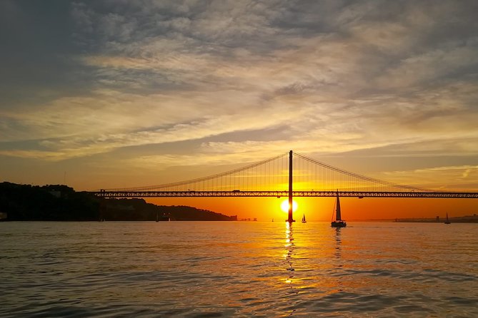 Lisbon Small Group 2h Sunset Sailing- Live Commentary & a Drink - Commentary that feels personal