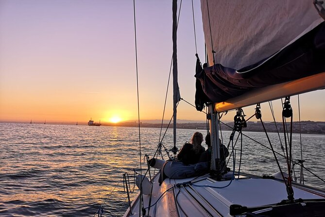 Lisbon Small Group 2h Sunset Sailing- Live Commentary & a Drink - Comfort, families, and motion on the river