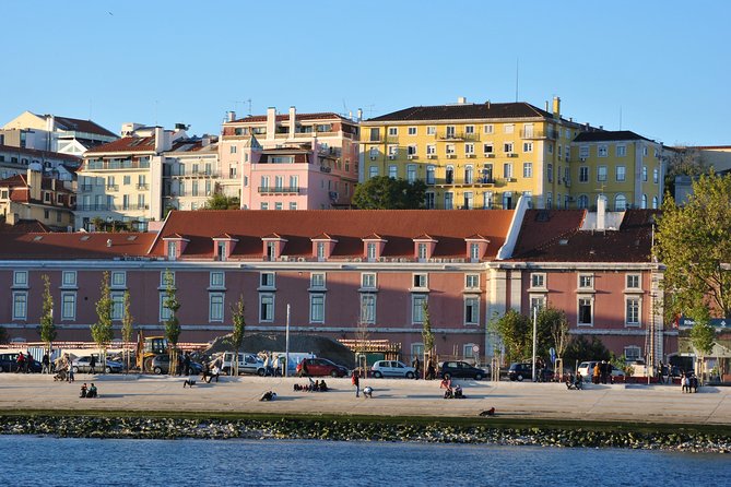 Lisbon Small Group Day Cruise with Historic Commentary & a Drink - Praça do Comércio and the Lisbon earthquake