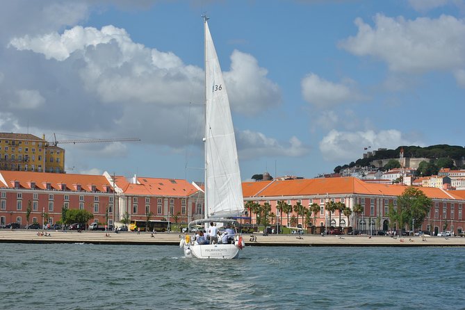 Lisbon Small Group Day Cruise with Historic Commentary & a Drink - A final view of São Jorge Castle