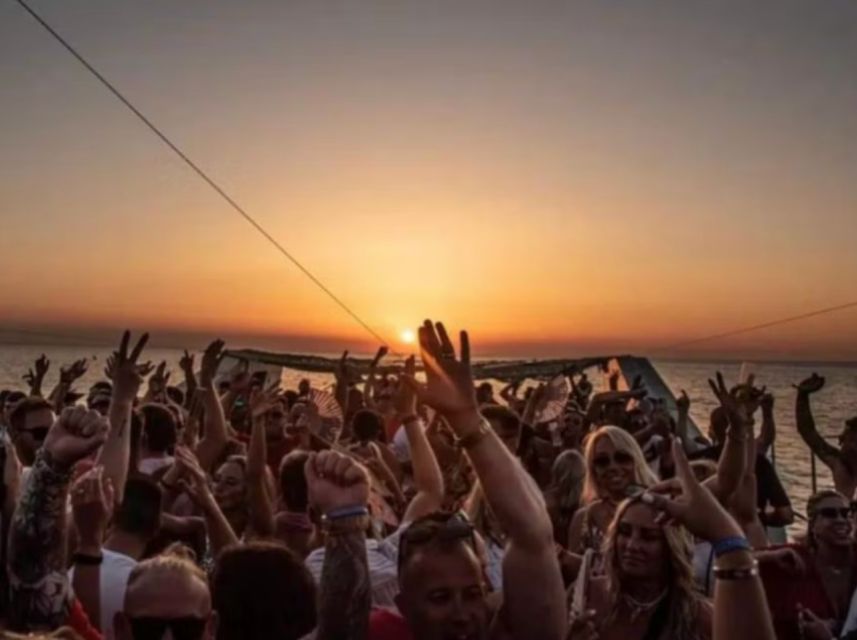 Lisbon: Sunset Boat Party Cruise with DJ and Open Bar - Check-in at the Tagus River departure points