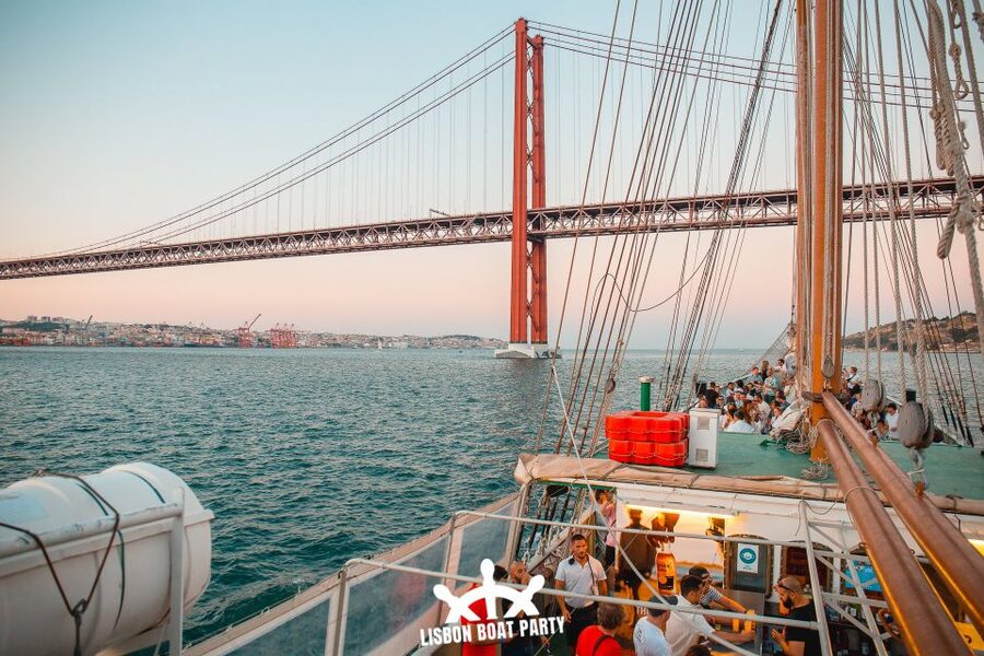Lisbon: Sunset Boat Party with 2 Drinks and Free Club Entry - What the four-hour cruise actually feels like