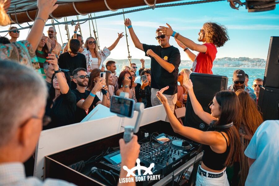 Lisbon: Sunset Boat Party with 2 Drinks and Free Club Entry - Belém and the western Tagus views