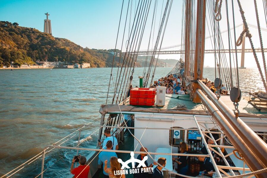 Lisbon: Sunset Boat Party with 2 Drinks and Free Club Entry - Club entry after the boat returns