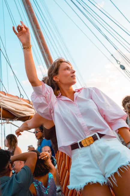 Lisbon: Sunset Boat Party with Live DJ and Night Club Entry - What the Lisbon boat party is really like