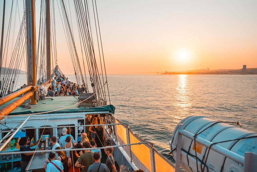 Lisbon: Sunset Boat Party with Live DJ and Night Club Entry - Finding the Principe Perfeito at the waterfront