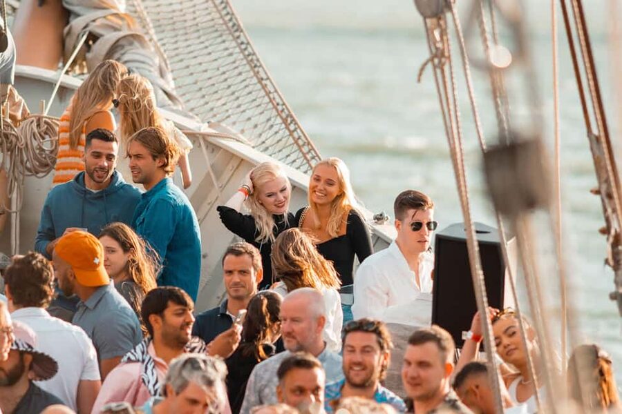 Lisbon: Sunset Boat Party with Live DJ and Night Club Entry - Christ the King and the south bank views