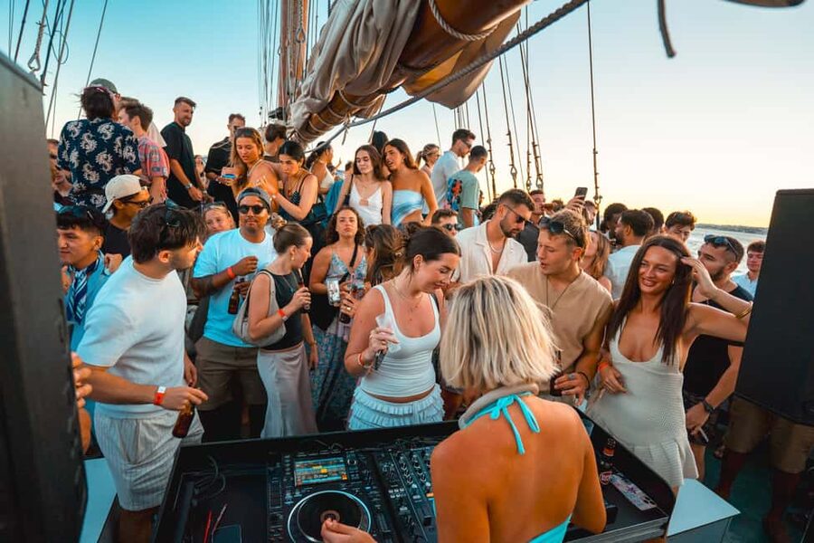 Lisbon: Sunset Boat Party with Live DJ and Night Club Entry - A live DJ and a broad music mix