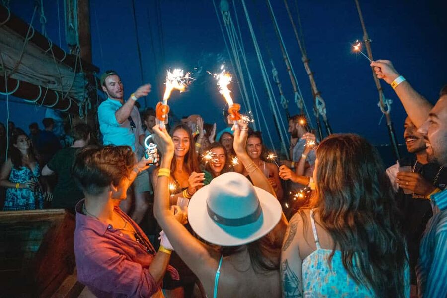 Lisbon: Sunset Boat Party with Live DJ and Night Club Entry - Welcome drinks and the first part of the evening