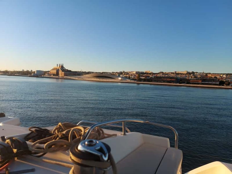 Lisbon: Sunset Catamaran Cruise with Drinks - Key points at a glance