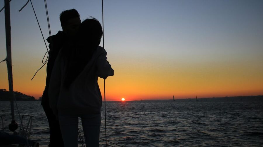 Lisbon: Sunset Cruise with Drinks and Snacks - Cristo Rei and the return toward sunset