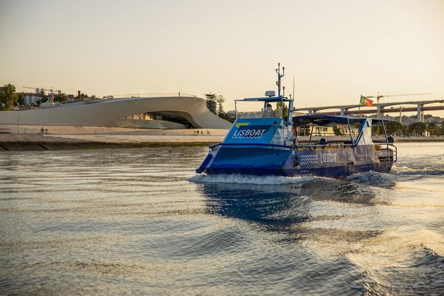 Lisbon: Sunset Cruise with Live DJ and Drinks - Why Lisbon looks different from the Tagus
