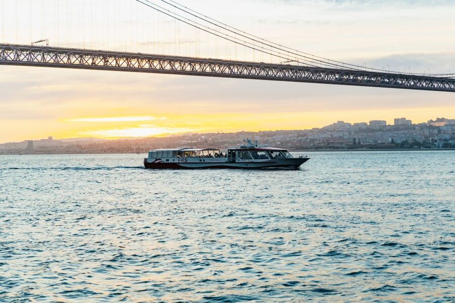 Lisbon: Sunset Cruise with Welcome Drink and Snacks - Why this sunset cruise is worth your evening