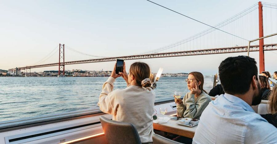 Lisbon: Sunset Cruise with Welcome Drink and Snacks - Boarding at Sul e Sueste Station