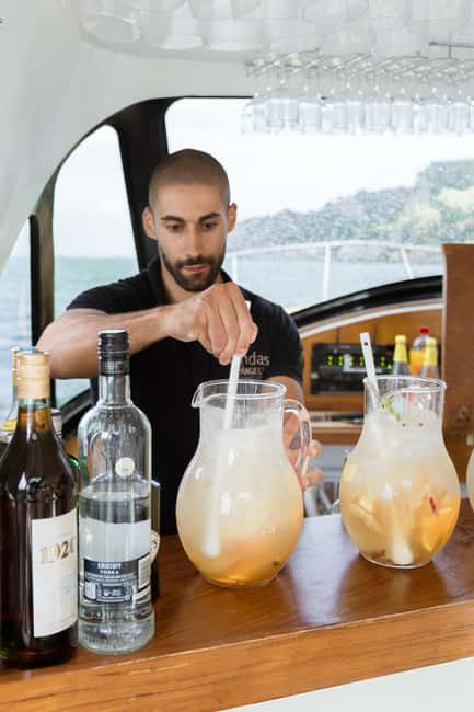 Lisbon: Sunset/Night Boat Party with Open Bar, Snacks & DJ - Music, drinks, and the social mood