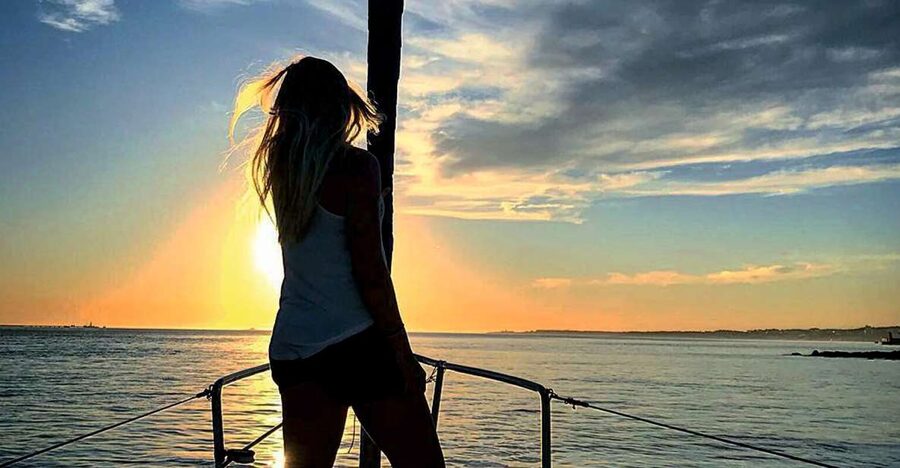 Lisbon: Sunset Sailing Cruise with Wine - The first glass and the first views