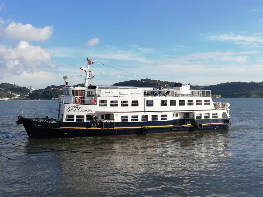 Lisbon: Tagus River Boat Tour with One Drink Included - Alfama from the water