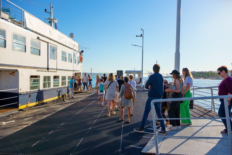 Lisbon: Tagus River Boat Tour with One Drink Included - The 25th of April Bridge and Christ the King