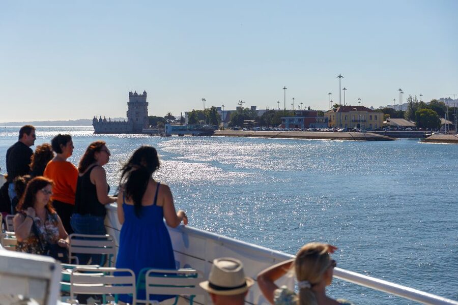 Lisbon: Tagus River Boat Tour with One Drink Included - Comfort, seating, and the audio guide