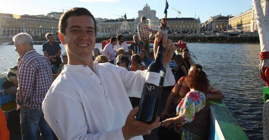 Lisbon: Tagus River Sunset Cruise in a Traditional Vessel - Finding the boat at Commerce Square