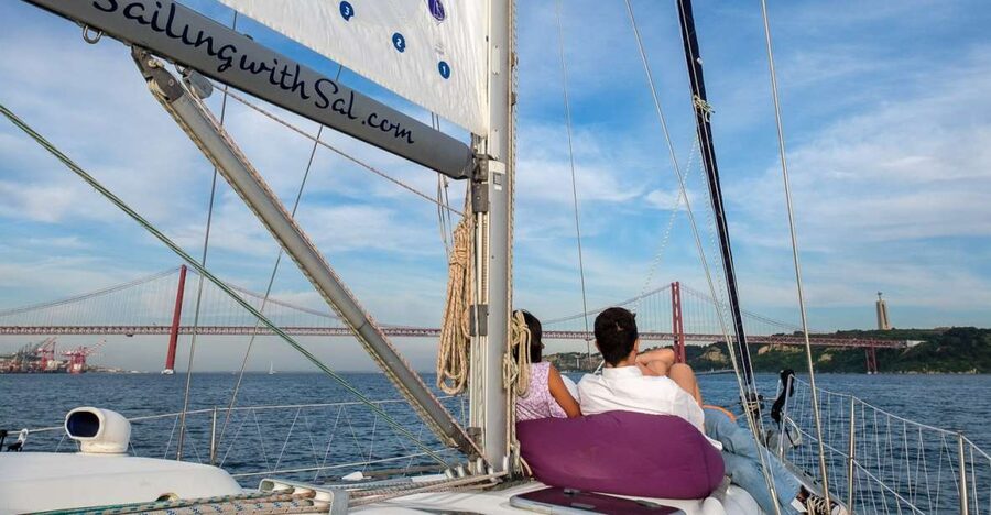 Lisbon: Tagus River Sunset Cruise with Drinks - Sailing past Praça do Comércio and Alfama