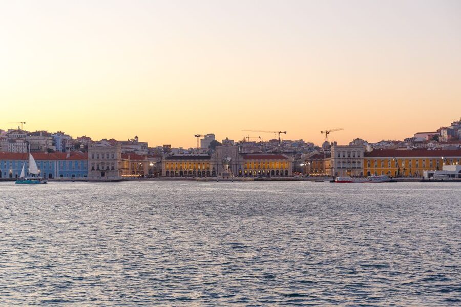 Lisbon: Tagus River Sunset Tour with Snacks and Drink - Under the 25th of April Bridge