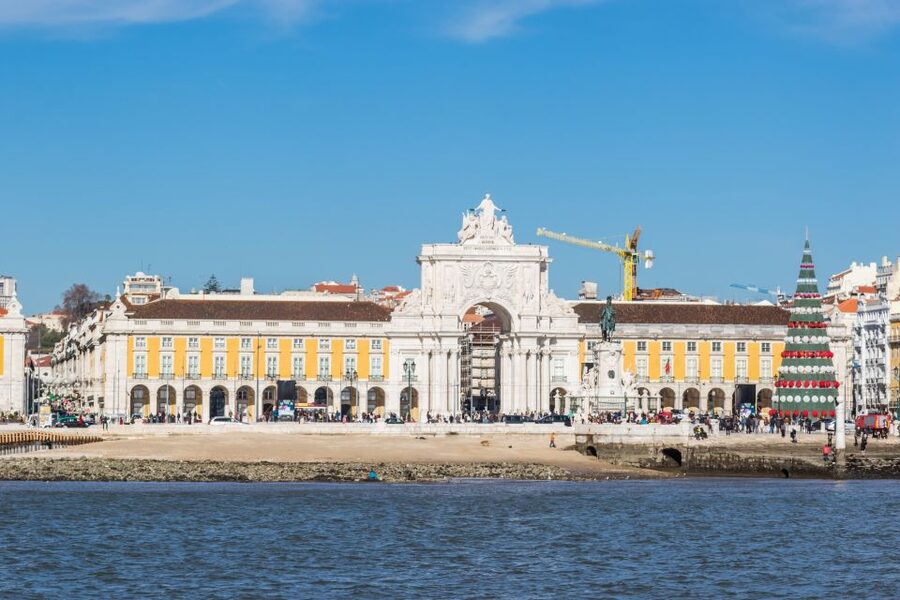 Lisbon: Tagus River Yellow Boat Cruise - What the 105-minute ride feels like