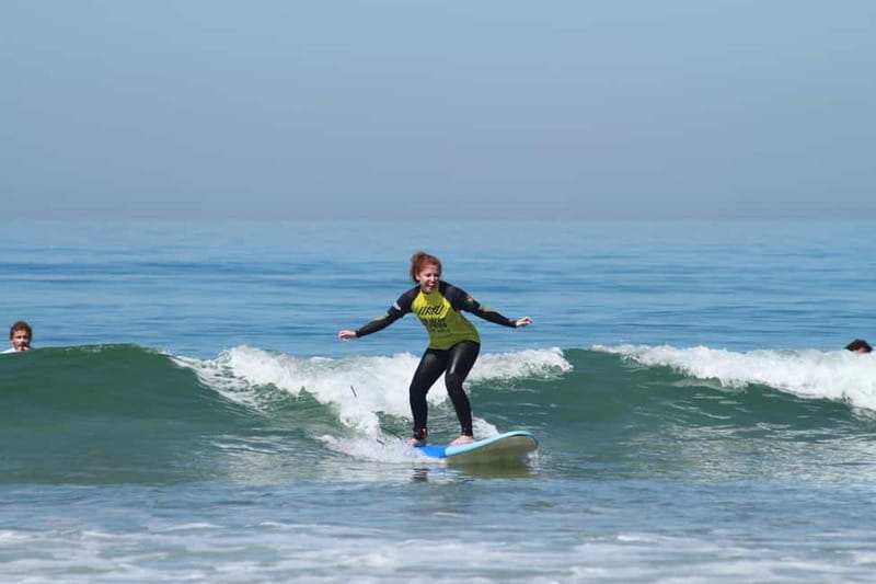 Lisbon: The Surf Instructor - surf lessons with transfer - A short beach briefing before the real work