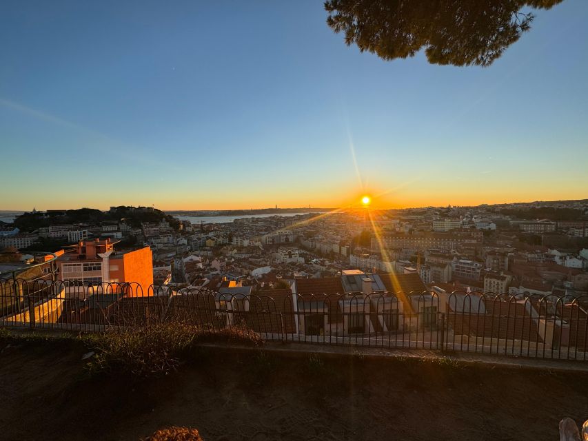 Lisbon: Tuk Tuk with hotel pick up and the best of old city - How much time should you choose?