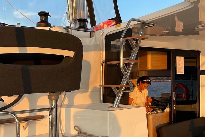 LUXURY Catamaran Sunset and Wine cruise - Under the 25 de Abril Bridge