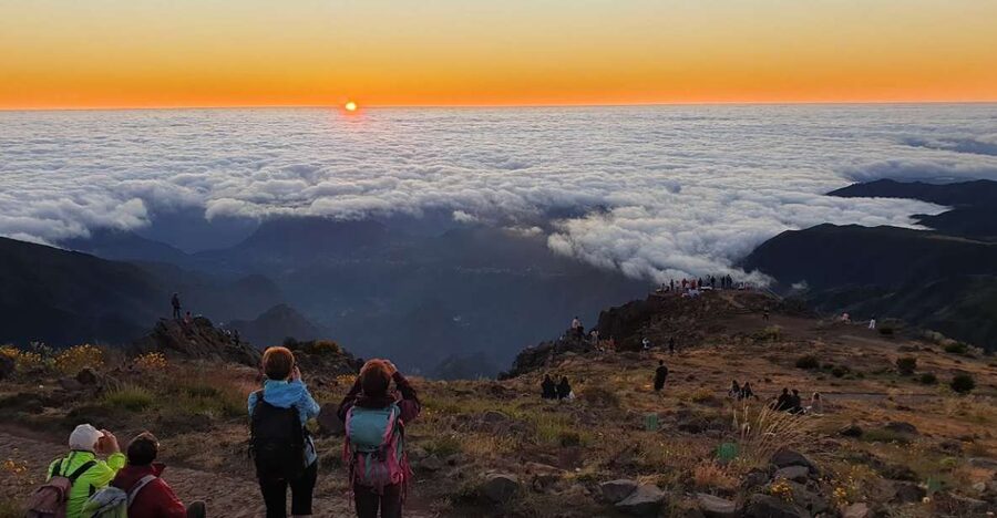 Madeira: Pico do Areeiro Sunrise Tour - Finding a good place above the clouds
