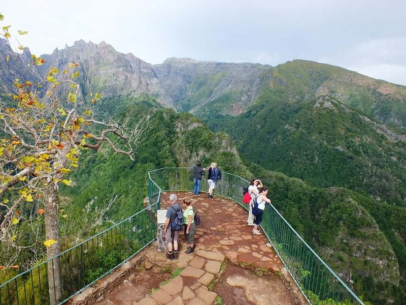Madeira: Santana Jeep Safari and Balções Levada Walk - Santana’s thatched houses and two-hour lunch break