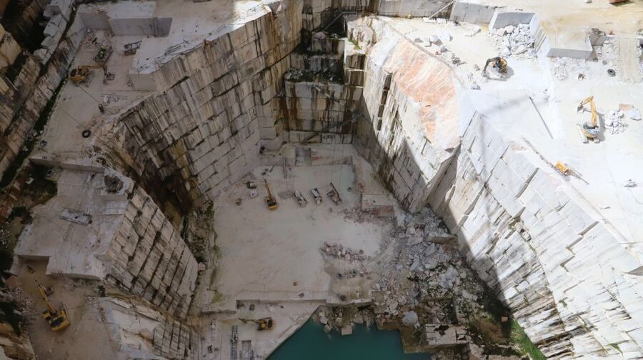 Marble Tour in Vila Viçosa - At the marble quarry: stone, machinery, and risk