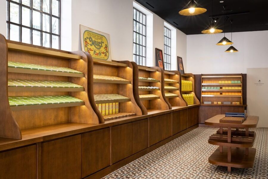 Matosinhos: Conservas Pinhais Factory Tour - Tasting sardines at the Can-Tin Café