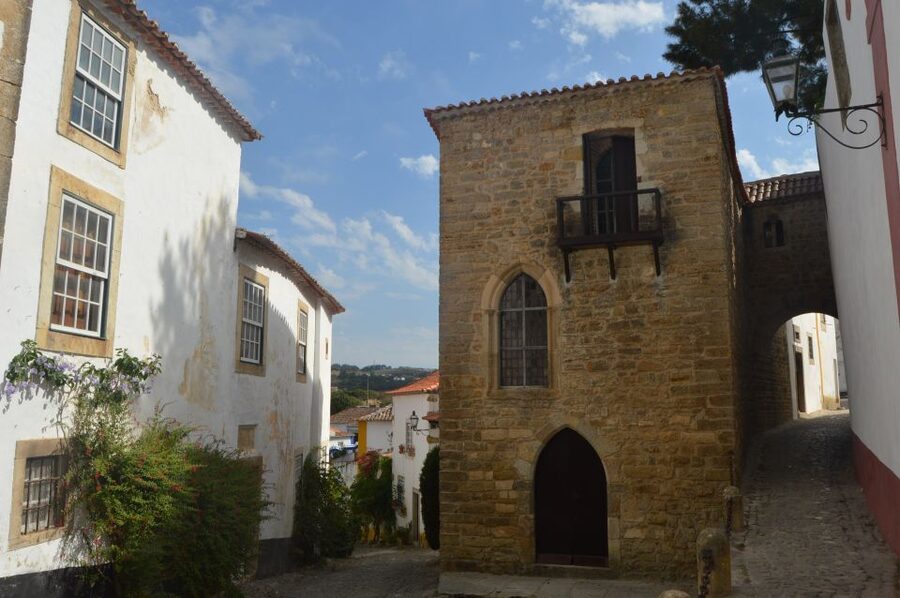 Óbidos: Medieval Tales & Secrets Spots Guided Walking Tour - Churches, chapels, and the art of Josefa de Óbidos