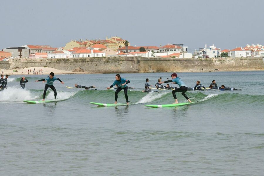 Peniche:Surf lessons Beginners ,Intermediate, advance level - Getting ready with the right equipment