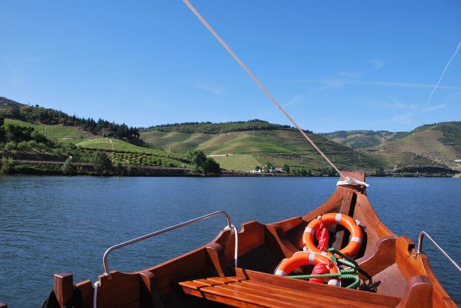Pinhão: 2-Hour Rabelo Boat Tour with Audio Guide - The return past Quinta do Roriz and other estates
