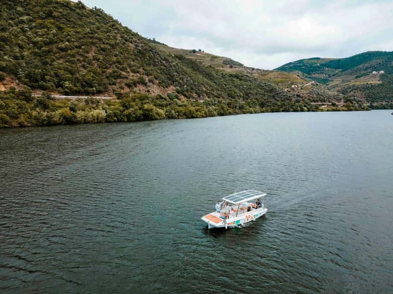 Pinhão: Douro River Solar Boat Tour with Wine Tasting - Why the solar boat changes the mood