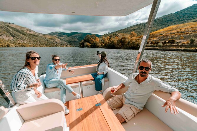 Pinhão: Electric Boat Experience 1h - Taste of Two Wines - Two wines from Adega de Favaios