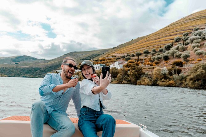 Pinhão: Electric Boat Experience 1h - Taste of Two Wines - Seeing the Douro from the water
