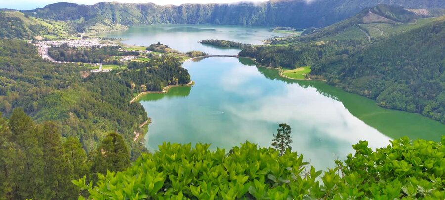 Ponta Delgada: Sete Cidades Volcano Lakes Shore Excursion - Meeting your guide at the cruise terminal