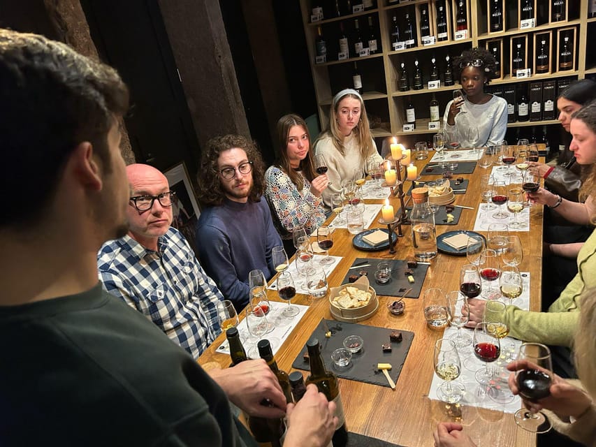 Port Wine class with 3 or 5 Port tasting and pairings - Finding the room opposite Palácio da Bolsa