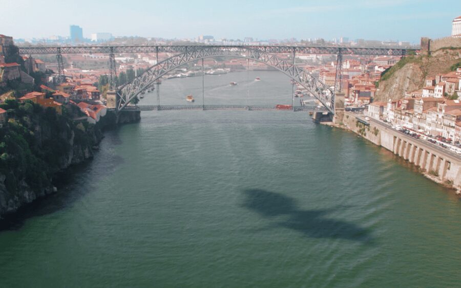 Porto: 5D Flight over de City for all family. - Why the central location helps